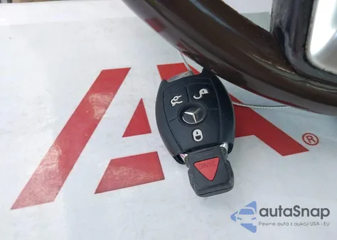 2012 Mercedes-Benz C 250 z USA, uszkodzony, nr VIN WDDGJ4HB5CF772865